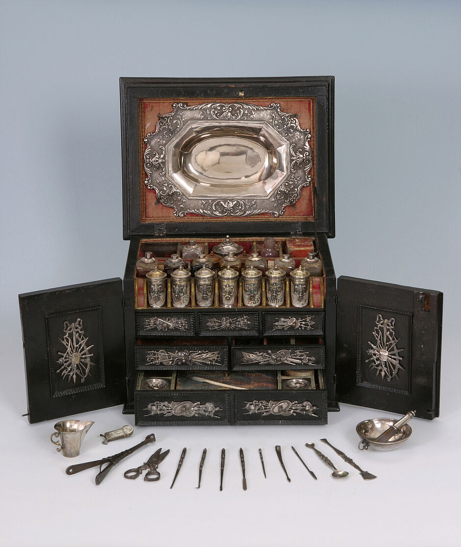 Leihgabe aus dem Deutschen Apotheken-Museum: Kostbare Reiseapotheke um 1640, cc: Deutsche Apotheken Museum-Stiftung